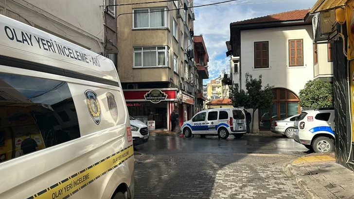 Kız arkadaşını evinde öldürdü, taksiyle kaçtı!