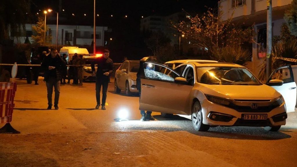 Kilis’te park halindeki araca kurşun yağdırdılar:1 ölü, 1 ağır yaralı