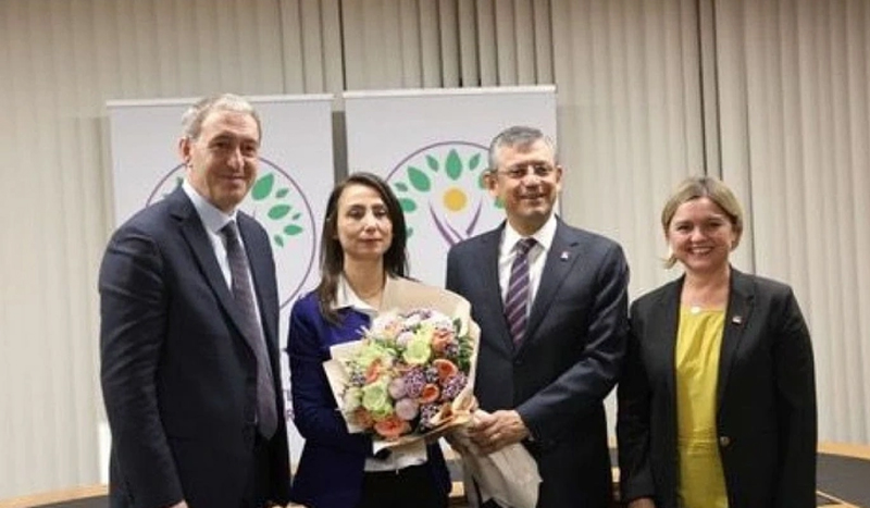 Kameralar önünde Özel’e CHP eş genel başkanı denilmesi dikkatlerden kaçmadı