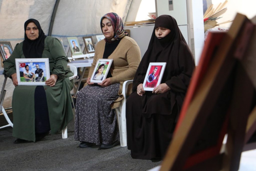 Diyarbakır anneleri yeni yıla evlat hasretiyle buruk giriyor