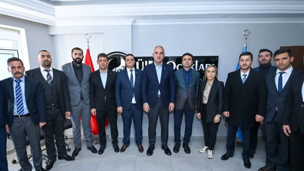 Bakan Mehmet Nuri Ersoy, Antalya Ülkü Ocakları’nı ziyaret etti