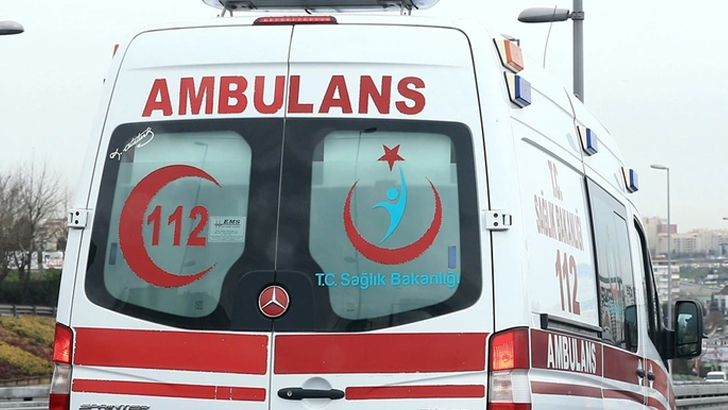 Otomobil servis bekleyenlere çarptı: 1 kişi öldü, 1 kişi yaralandı!
