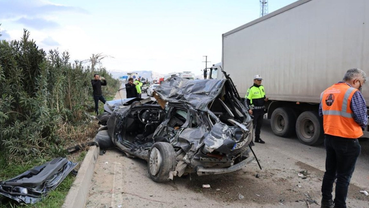 Adana’da otomobil ile midibüs çarpıştı: 2 ölü 14 yaralı