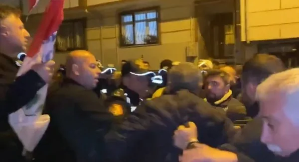 Esenyurt’ta terör örgütü yandaşlarının yürüyüşüne polis müdahalesi