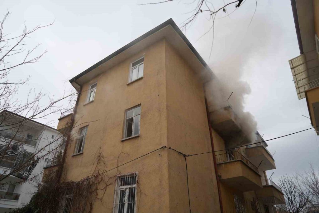 Elektrikli şofben evi yaktı