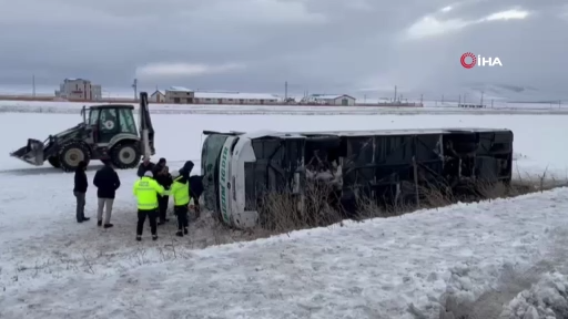 Kars’ta yolcu otobüsü devrildi: Çok sayıda yaralı var