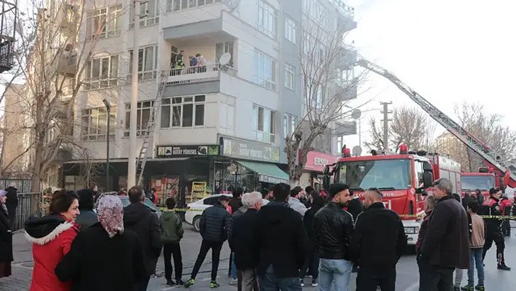 Kayseri’de 4 katlı binada yangın paniği
