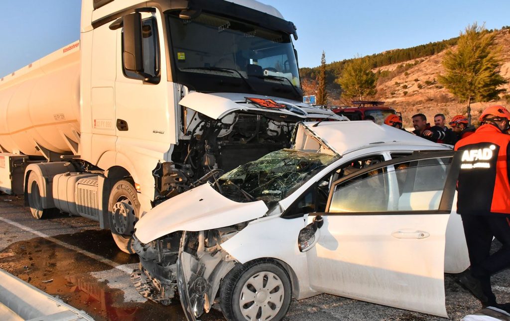 Otomobil ile yakıt tankeri çarpıştı: 3 ölü, 4 yaralı