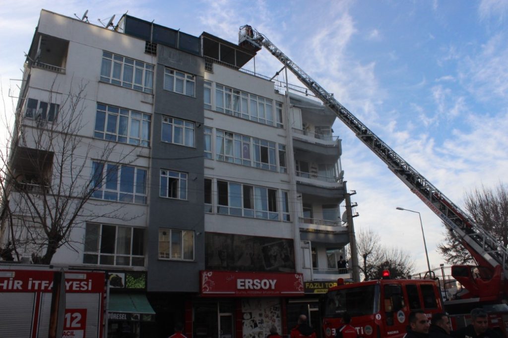 Kayseri Melikgazi’de 4 katlı binada yangın: 11 kişi dumandan etkilendi
