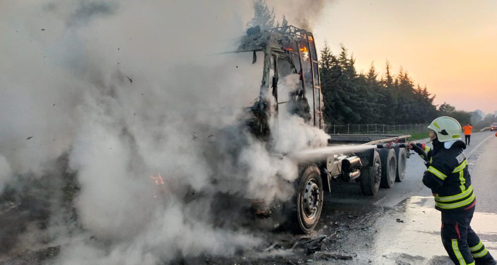 Tarsus’ta seyir halindeki kamyonda yangın çıktı